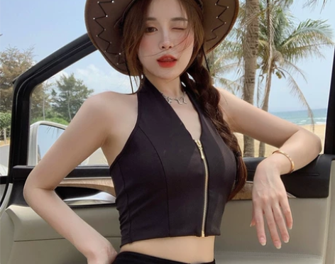 挂脖吊带上衣外穿夏季设计感小众v领辣妹短款...