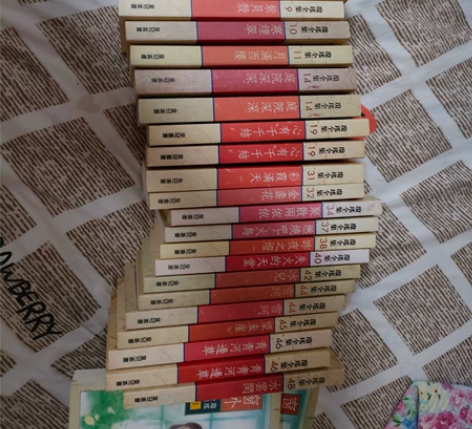 琼瑶皇冠香港版,每本价格不同,本人凑全集多...