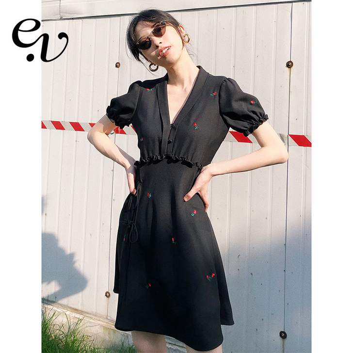 法式刺绣V领小黑裙新款连衣裙夏Even V...
