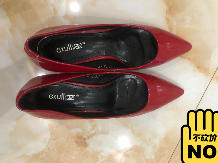 依思Q红色亮皮单鞋，可当婚鞋，粗跟上脚不累。