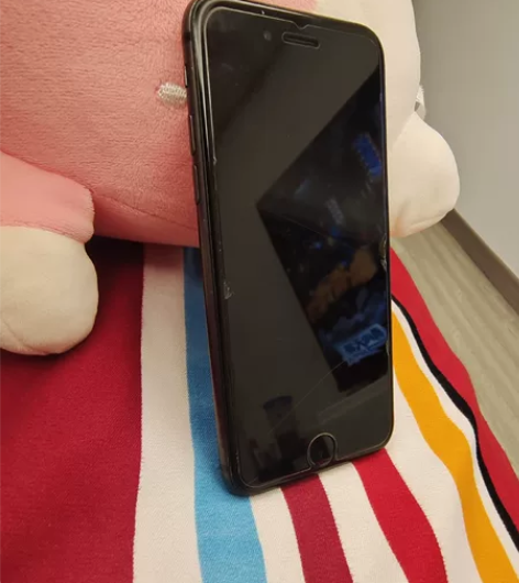 出售苹果8美版，完好稍微有些划痕，有需要的...