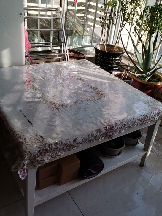 宜家茶几，有脱皮的地方，95厘面方型