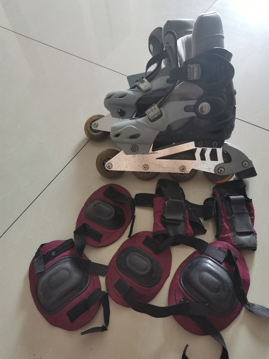 闲置旱冰鞋一套，带护膝，护肘，手套等，22...