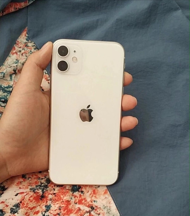 苹果  11  白色 128G  用了半年...