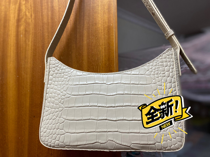 全新真皮包包80，质量看得见.店里两百多买...