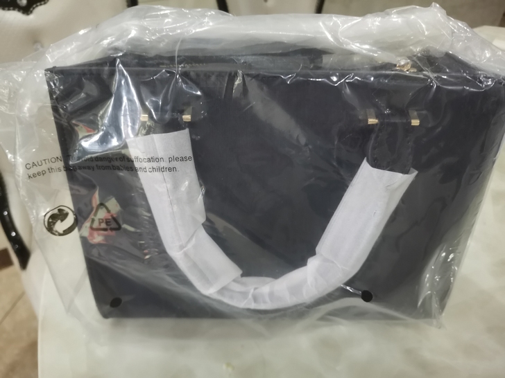 黑色包，全新，未拆封，100元，运费自理。