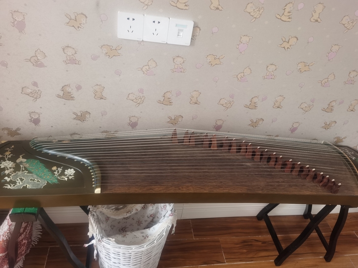 古筝，没弹过几次，家里的傻逼老公买来又不弹...