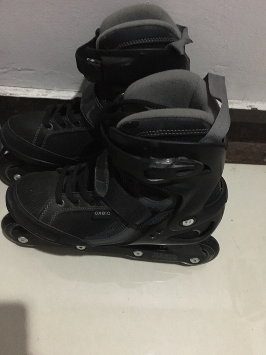 迪卡侬买的轮滑鞋，黑色，只穿过三次，底下是...