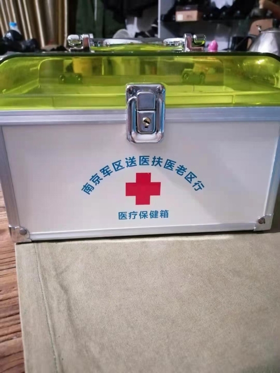 医疗保健箱，平时放家里当收纳也不错，尺寸看...