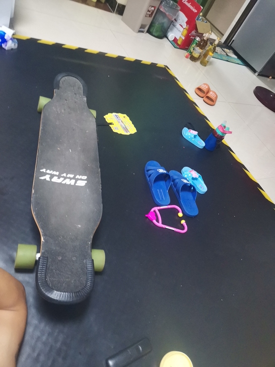 滑板。，闪光轮，质量很好。就是有点灰尘，今...