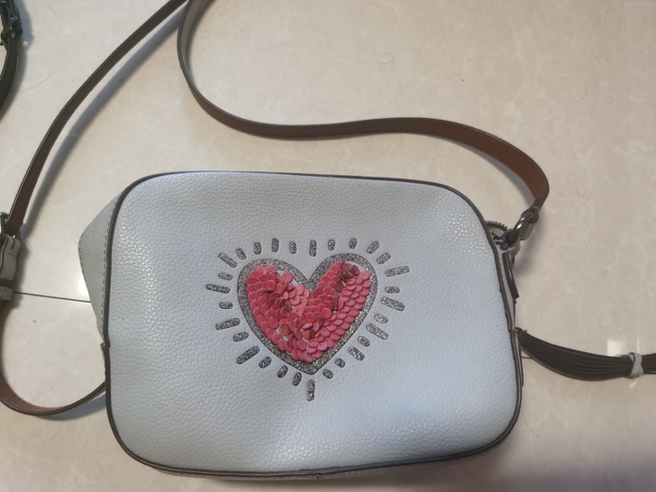 蔻驰女包,非专柜购入,八成新。皮面有脏污,...