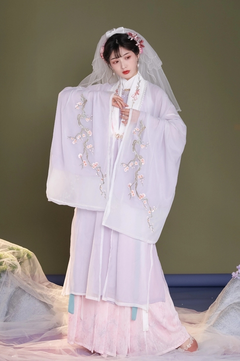 五五年明制汉服。如图颜色