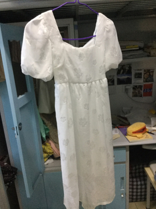 白色裙子。后背很好看。有小花。洗了一次没穿...