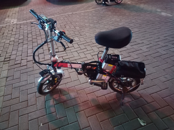 名顶电动折叠车，匀速50公里左右，可以助力...