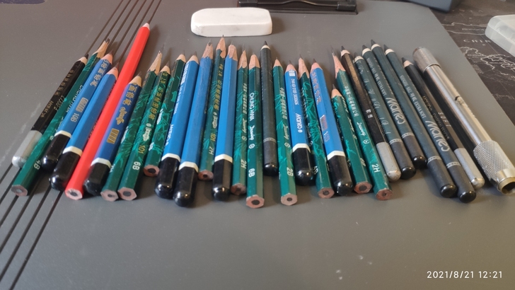 闲置铅笔，还有橡皮和接笔器！