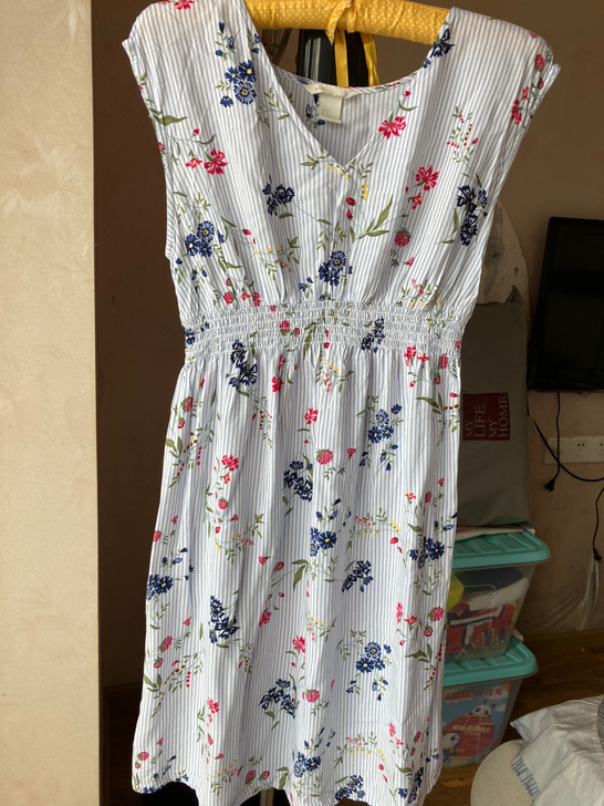 HM绵绸碎花连衣裙,穿一洗一