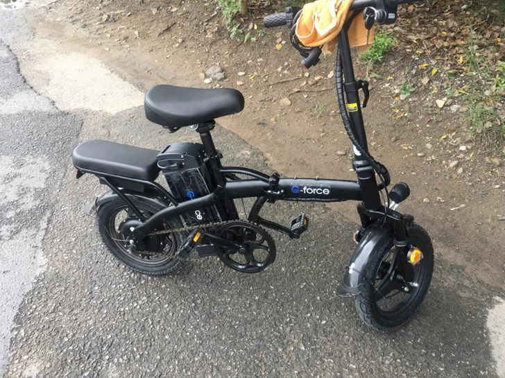 很长时间没有骑前后轮胎没有气了，座椅有划痕...