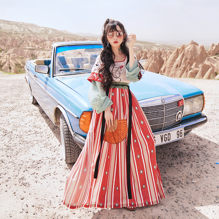 【十三余 小豆蔻儿】[莫愁] 刺绣坦领半臂...