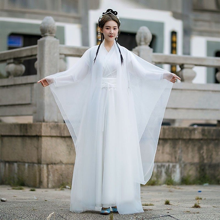 白浅汉服,有一条网外套一条裙子和一条腰带,...