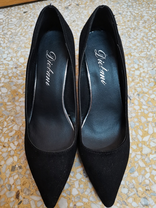 拍毕业照买的高跟鞋，穿过两回，有磨损，38码