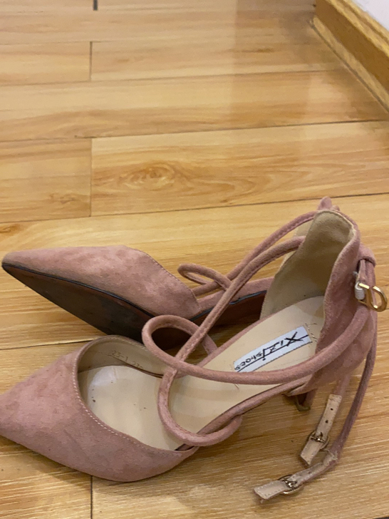 超级淑女的高跟鞋，几乎全新，就穿了一次，质...