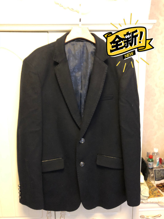 全新深藏蓝色男士羊毛西装。最后两张图接近实...