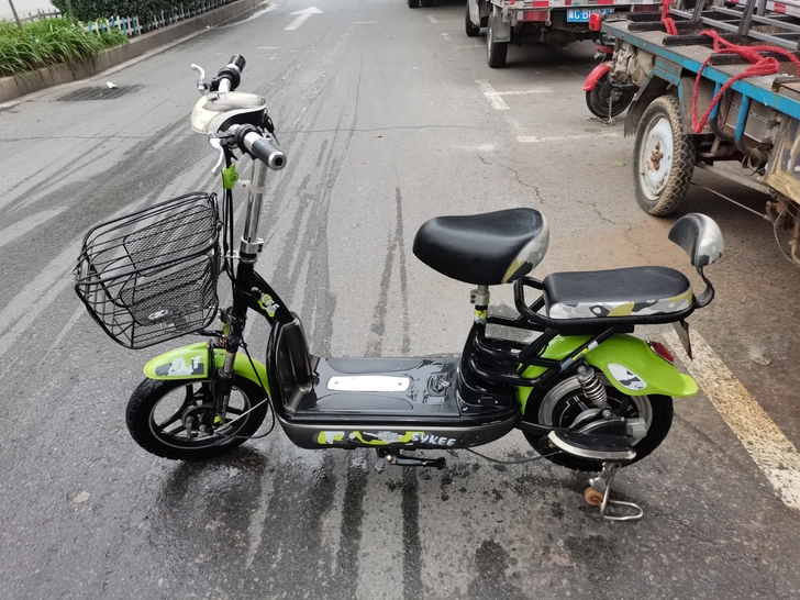 赛克电动车,电池能跑四十多里地,可拆卸,保...