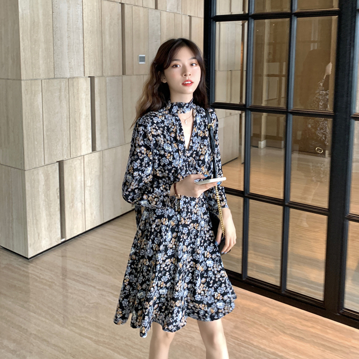 法式碎花连衣裙子女春秋长款温柔长裙v领秋装...