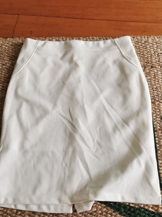 高腰一步裙，后面两边都有开叉，不是薄款，有...