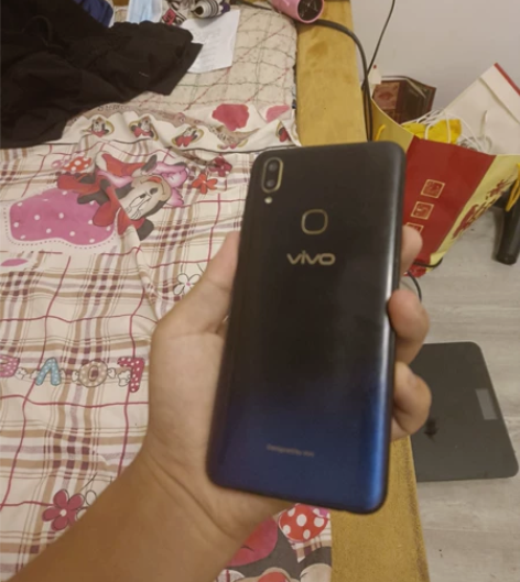 vivoz3i 6+128g 外屏如图有裂...