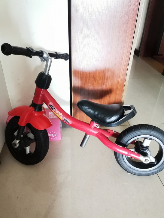 平衡车，适合两岁以上的宝宝玩，外观有小瑕疵...