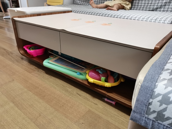 茶几桌面有些许掉漆，但不影响使用，皮桌布是...