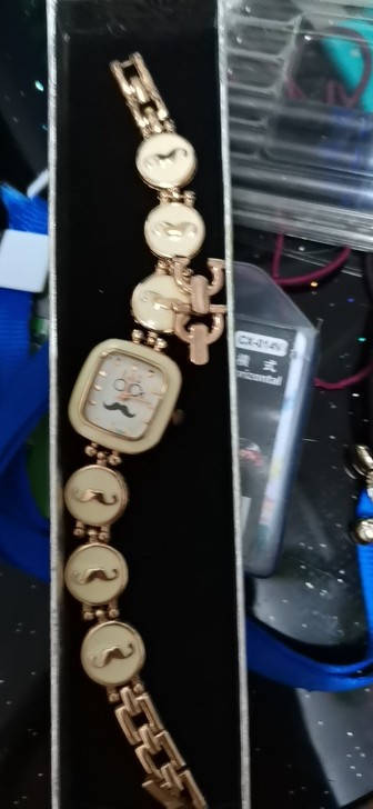 少女装饰手表，以前上学的时候用的，安上电池...