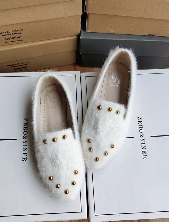全新32码白色铆钉水貂毛时尚百搭款平底鞋单鞋