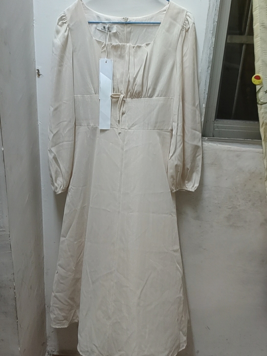 连衣裙，全新，s码，面料有点沙沙的感觉，有...