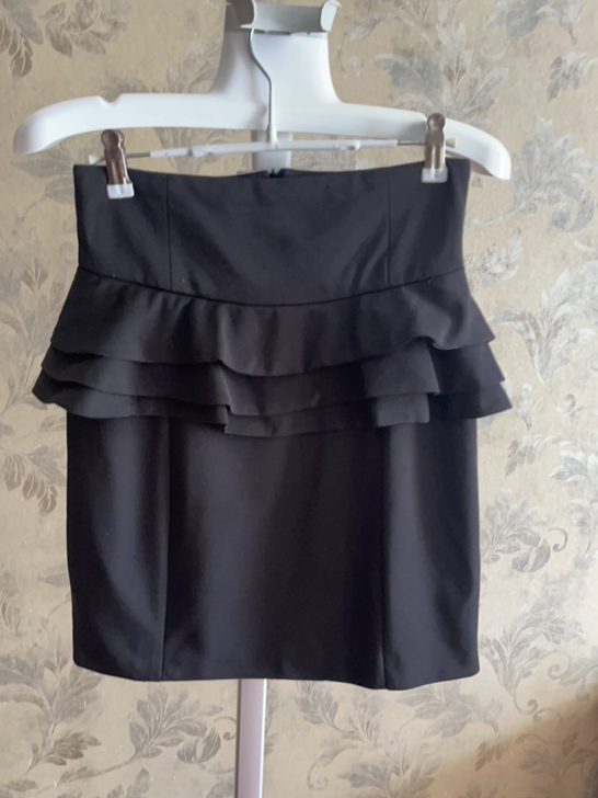 全新半身裙，长度膝盖上，腰围2尺