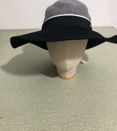 超大帽檐礼帽，纯羊毛材质。钉字母设计，颜色...