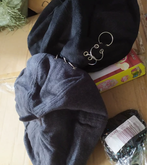 贝雷帽,成人的,一个灰色,一个黑色,特价1...