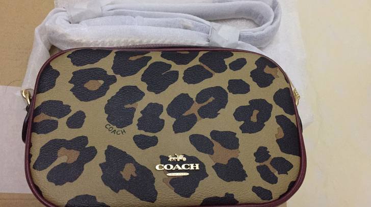 co.ach蔻，驰豹纹斜挎女包，全新的，