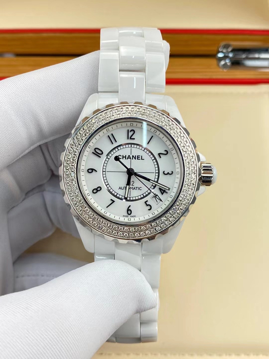 香奈儿j12系列女士腕表，外圈顶级后镶钻，...