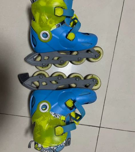 迪卡侬儿童溜冰鞋旱冰鞋轮滑鞋，尺码适合30...