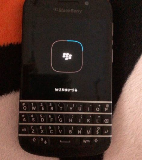 应该是黑莓Q10。支持什么手机卡不知道，朋...