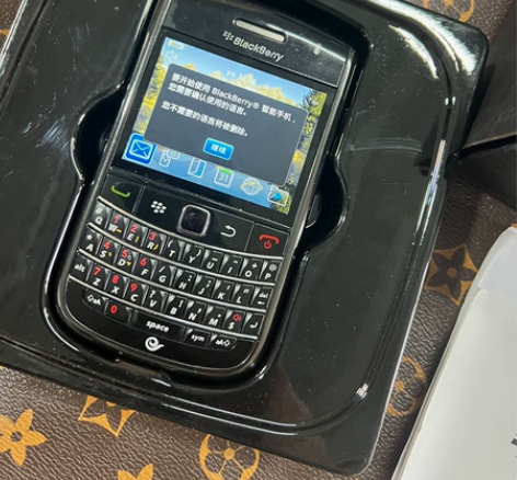 黑莓9650   电信手机  配件见实拍图...