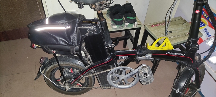 正步折叠电动车，两把钥匙都带遥控，一把全新...