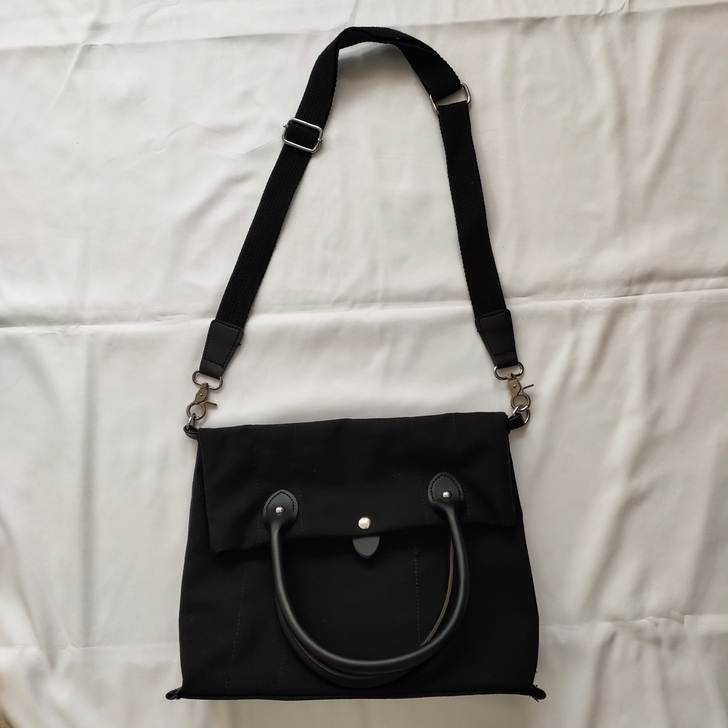 黑色斜挎单肩包包大容量！肩带可调节！就背了...