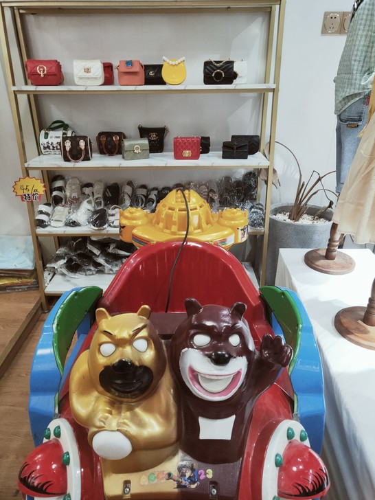 摇摇车。正常使用。外观有损坏。不过 有一个...