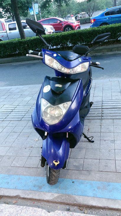运动版电动车和小黄人电动车 60伏5个大电...