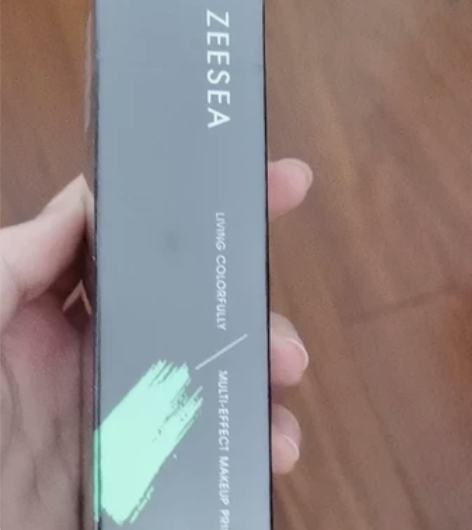 滋色隔离绿色 全新未开封 买了两支用不完了...