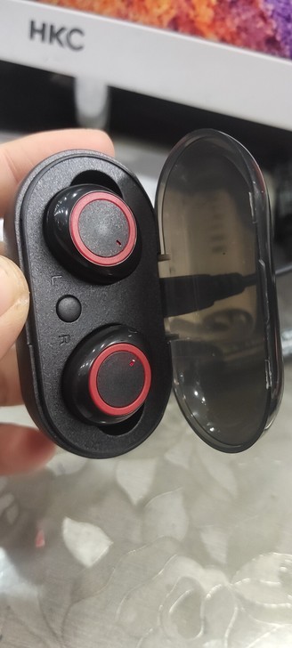 蓝牙耳机，不知道什么牌子！全新！开盖充电，...