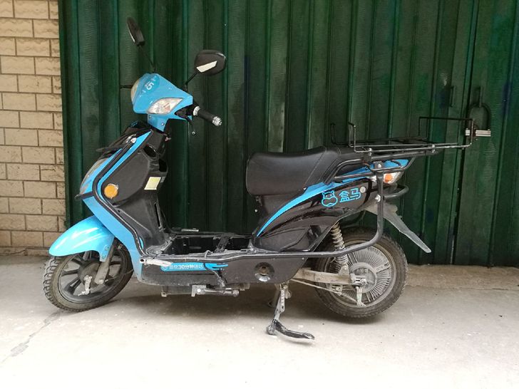 雅迪电动车九成新，外卖快递都能用。